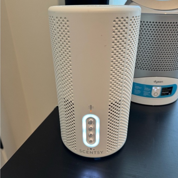 Scentsy White Air Purifier - Picture 1 of 2